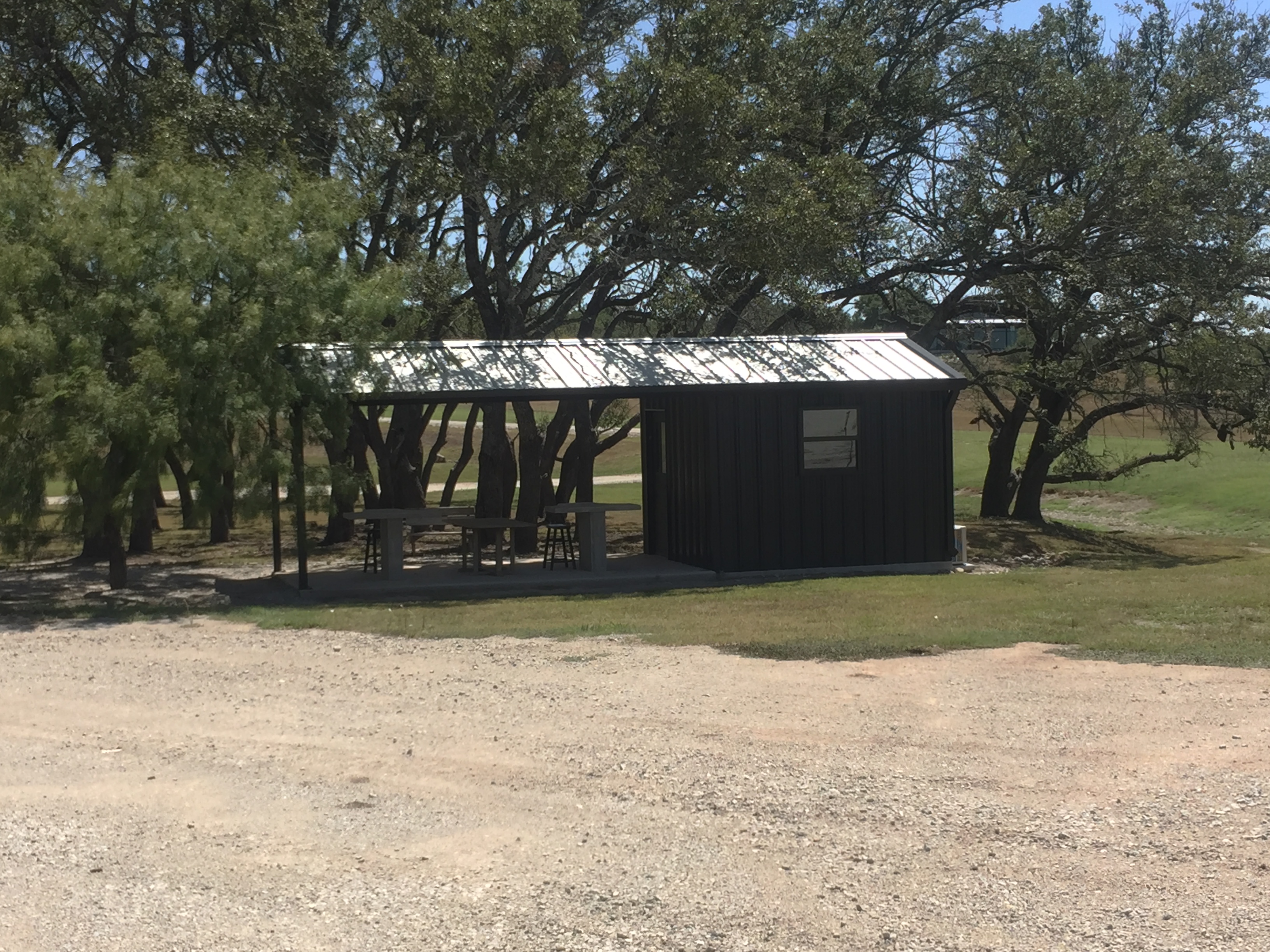 Metal barn and loafing shed built by Frank Valdez Fencing near Brownwood TX